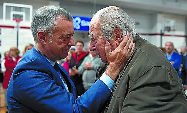 Emoción. El lehendakari se abraza en Mar del Plata con Roberto López Armenia, fundador de la Federación de Entidades Vasco Argentinas.
