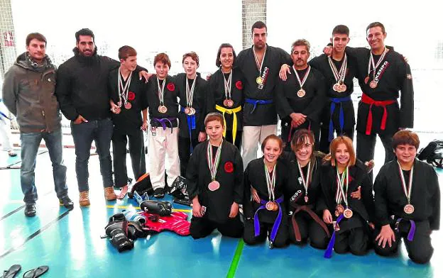 La escuela de artes marciales y deportes   de combate Atama logra 43 medallas