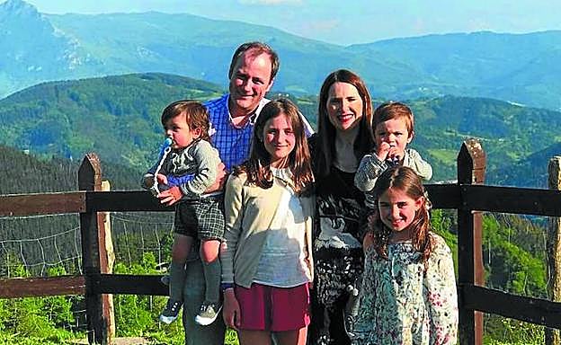 Bakartxo Tejería con su marido y sus cuatro hijos. 