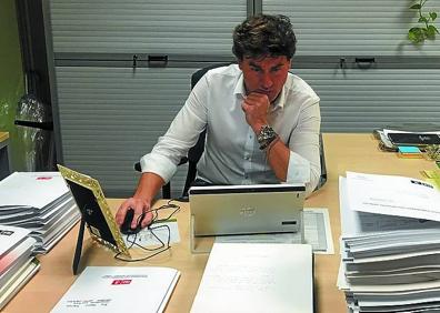 Imagen secundaria 1 - Rosa Martínez con sus hijos; Eneko Andueza en el despacho y Oskar Matute preparando la mochila de su hijo. 