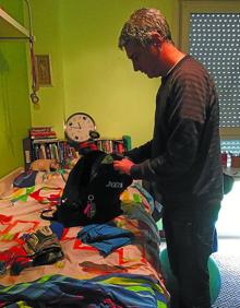 Imagen secundaria 2 - Rosa Martínez con sus hijos; Eneko Andueza en el despacho y Oskar Matute preparando la mochila de su hijo. 