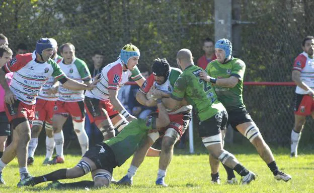 La defensa del Gernika trata de robar el oval a un jugador del Hernani, ayer en Landare. 