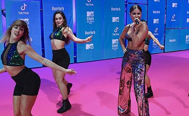 La 'socialité' Elettra Lamborghini, a su llegada al aeropuerto de Loiu esta mañana. 