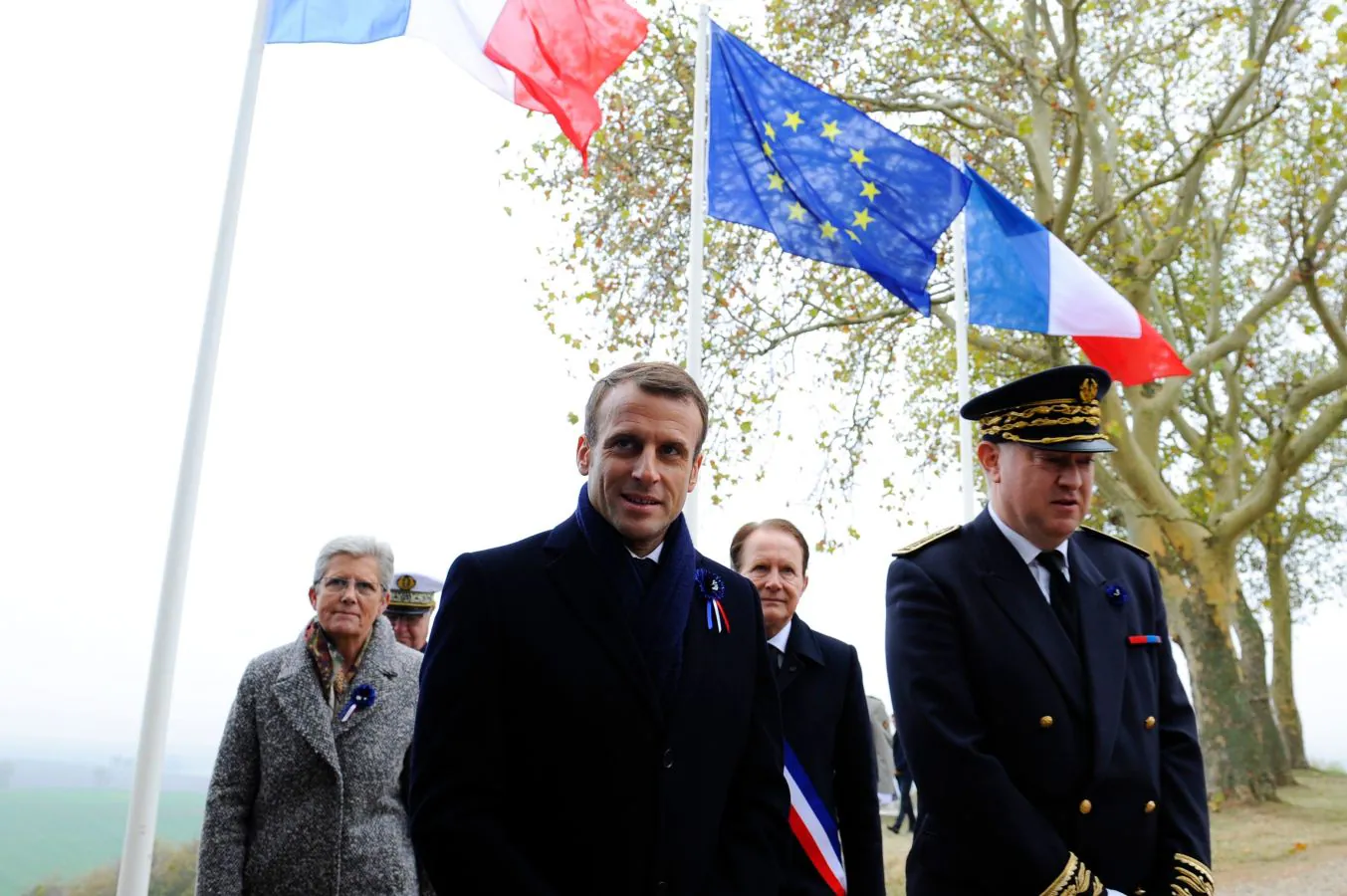 Hombres vestidos como soldados de la Primera Guerra Mundial y Emmanuel Macron en una ceremonia en memoria de los soldados caídos durante la Batalla de las Fronteras, en Morhangue. Macron inició una peregrinación conmemorativa por diferentes escenarios de la Primera Guerra Mundial, que acabará en París el próximo domingo, día en el que se cumplen cien años del armisticio.