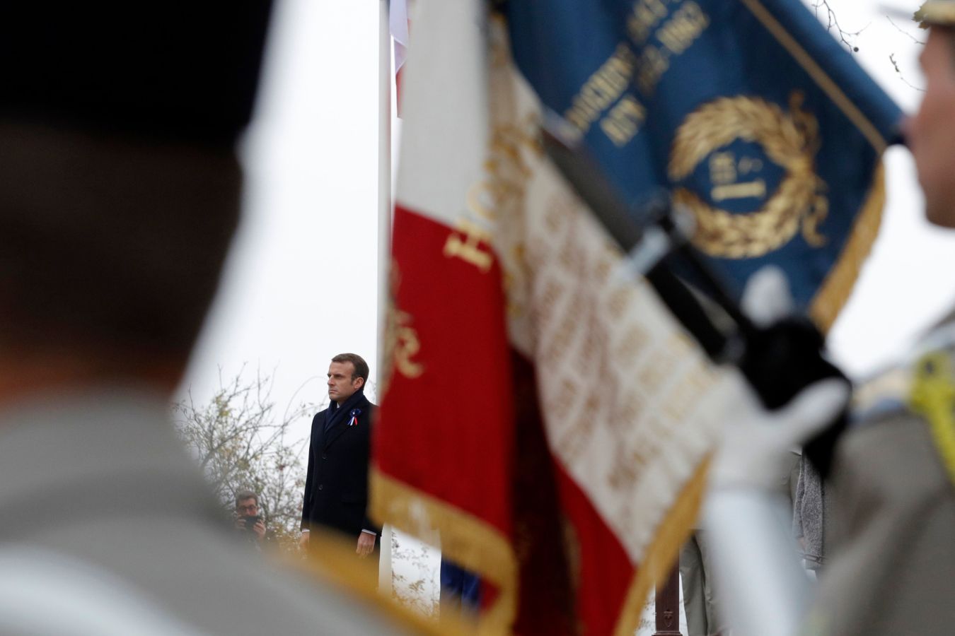 Hombres vestidos como soldados de la Primera Guerra Mundial y Emmanuel Macron en una ceremonia en memoria de los soldados caídos durante la Batalla de las Fronteras, en Morhangue. Macron inició una peregrinación conmemorativa por diferentes escenarios de la Primera Guerra Mundial, que acabará en París el próximo domingo, día en el que se cumplen cien años del armisticio.