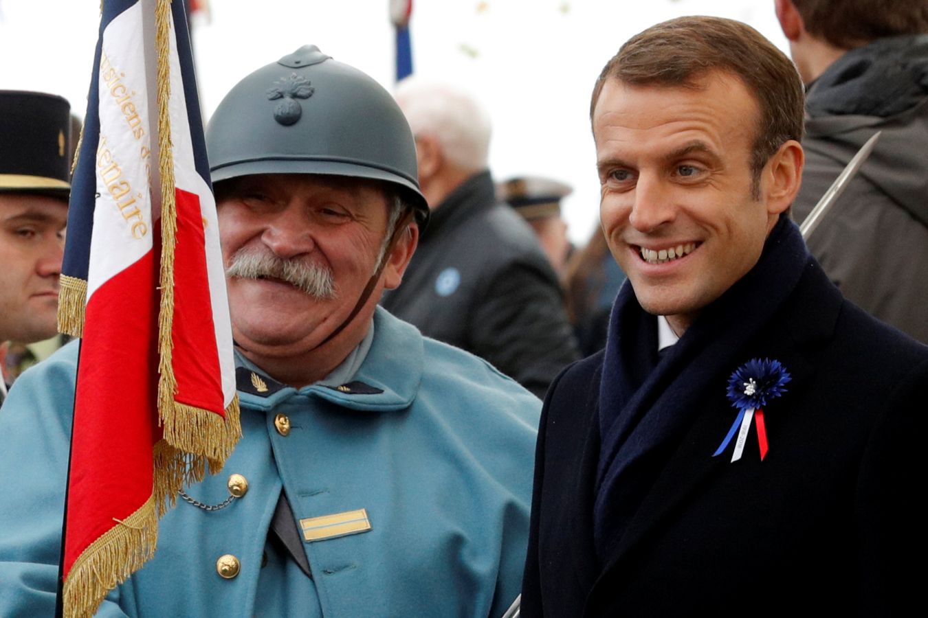 Hombres vestidos como soldados de la Primera Guerra Mundial y Emmanuel Macron en una ceremonia en memoria de los soldados caídos durante la Batalla de las Fronteras, en Morhangue. Macron inició una peregrinación conmemorativa por diferentes escenarios de la Primera Guerra Mundial, que acabará en París el próximo domingo, día en el que se cumplen cien años del armisticio.