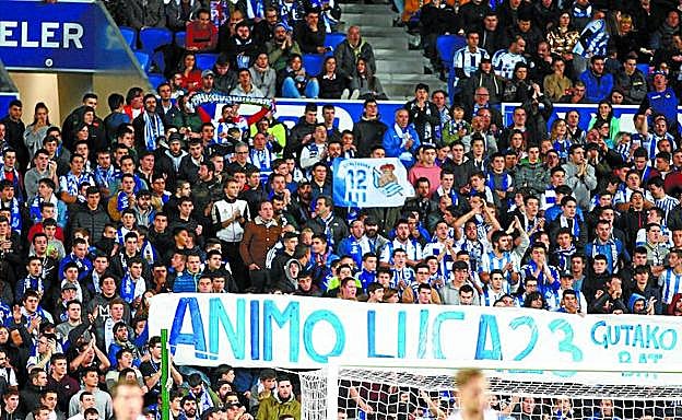 La grada Aitor Zabaleta desplegó una pancarta de ánimo hacia Sangalli. 