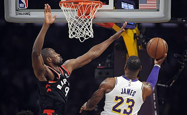 Serge Ibaka tapona un lanzamiento de LeBron James. 