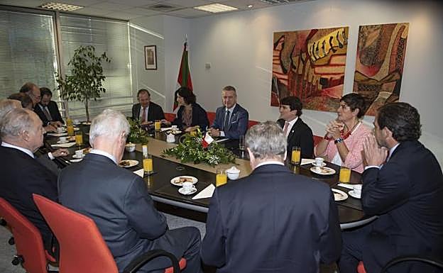 El lehendakari en un almuerzo en Chile