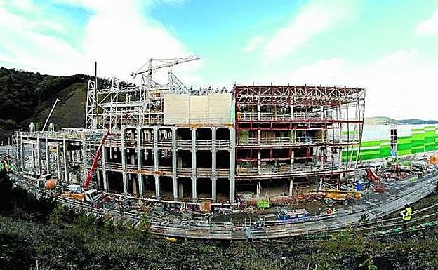 Aspecto de la obra de la nave de incineración, dentro de la primera fase del Complejo Medioambiental de Zubieta. 