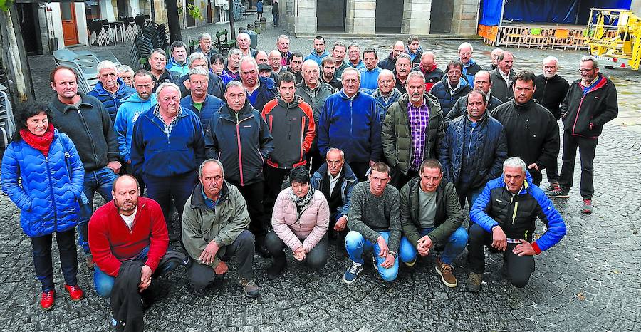 El grupo de pastores que acudió a Eskoriatza desde los cuatro territorios para hablar de los ataques de los perros a las ovejas.