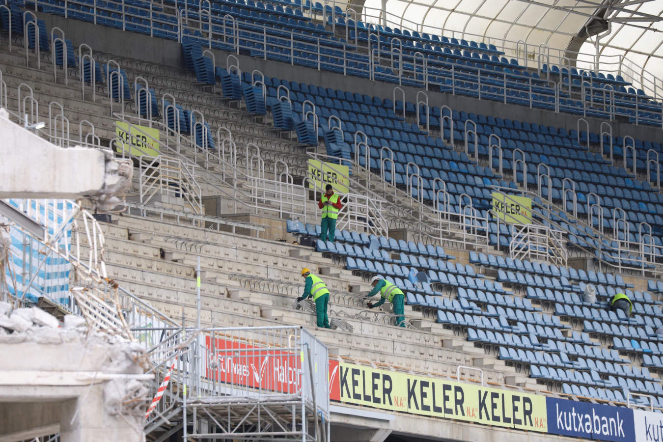 Los operarios han comenzado este martes con la retirada de los asientos del anillo superior de la tribuna este. Las primeras butacas eliminadas han sido las más cercanas a la avenida de Madrid. Está previsto que la tribuna luzca en su totalidad los nuevos asientos abatibles de color azul marino durante el derbi vasco que enfrentará a la Real Sociedad y al Deportivo Alavés