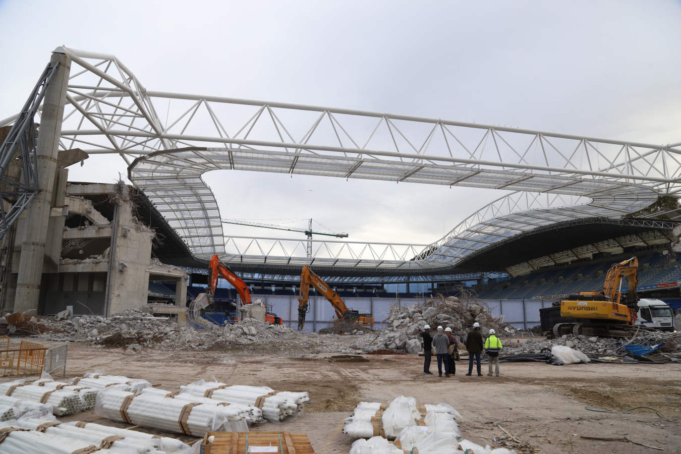 Los operarios han comenzado este martes con la retirada de los asientos del anillo superior de la tribuna este. Las primeras butacas eliminadas han sido las más cercanas a la avenida de Madrid. Está previsto que la tribuna luzca en su totalidad los nuevos asientos abatibles de color azul marino durante el derbi vasco que enfrentará a la Real Sociedad y al Deportivo Alavés