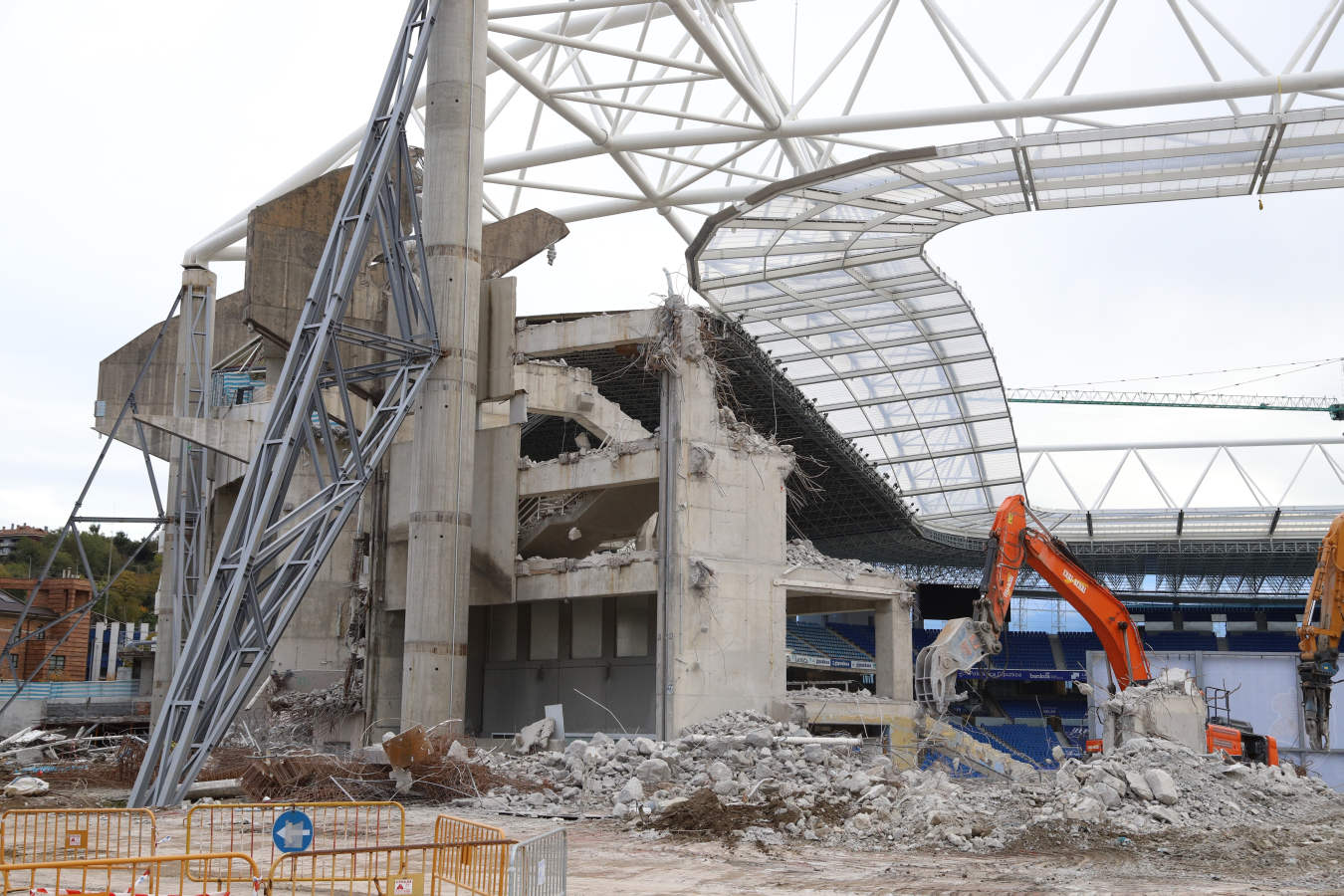 Los operarios han comenzado este martes con la retirada de los asientos del anillo superior de la tribuna este. Las primeras butacas eliminadas han sido las más cercanas a la avenida de Madrid. Está previsto que la tribuna luzca en su totalidad los nuevos asientos abatibles de color azul marino durante el derbi vasco que enfrentará a la Real Sociedad y al Deportivo Alavés