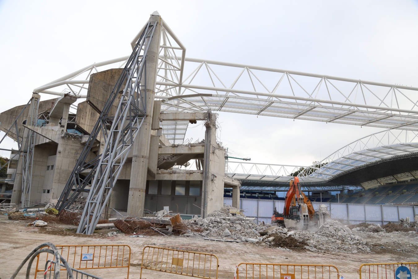 Los operarios han comenzado este martes con la retirada de los asientos del anillo superior de la tribuna este. Las primeras butacas eliminadas han sido las más cercanas a la avenida de Madrid. Está previsto que la tribuna luzca en su totalidad los nuevos asientos abatibles de color azul marino durante el derbi vasco que enfrentará a la Real Sociedad y al Deportivo Alavés