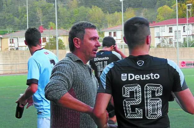 El extxuri urdin Aitor Lopez Rekarte entrena al Deusto Donostia. 