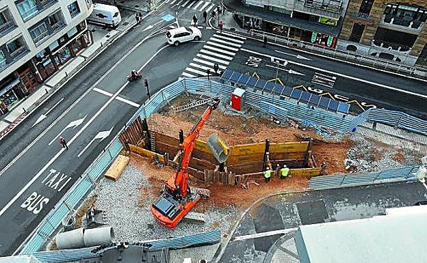 Obras de la variante ferroviaria de Donostia en la plaza Zubiri, junto al Hotel Londres. 