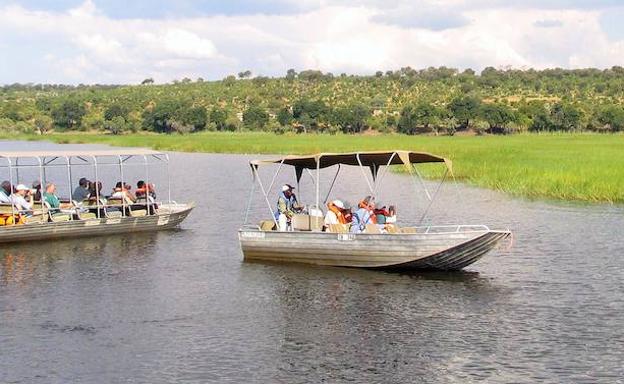 Turistas en ell río Chobe. 