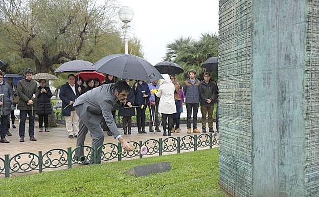 Ofrenda floral en el Día de la Memoria del pasado año
