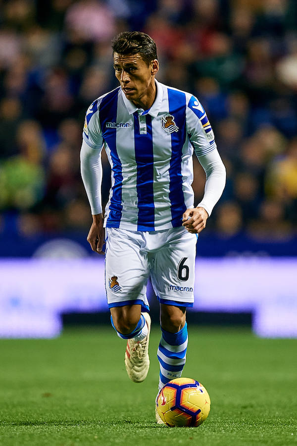 El equipo txuri-urdin juega en el campo del conjunto valencianista
