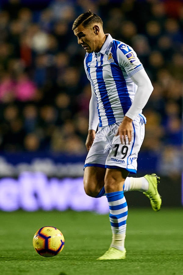 El equipo txuri-urdin juega en el campo del conjunto valencianista