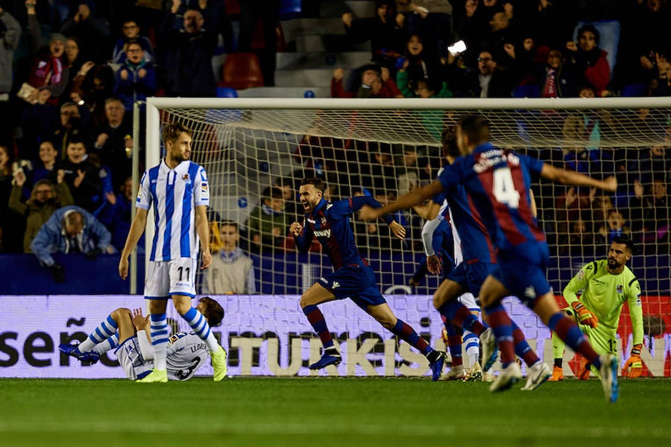 El equipo txuri-urdin juega en el campo del conjunto valencianista