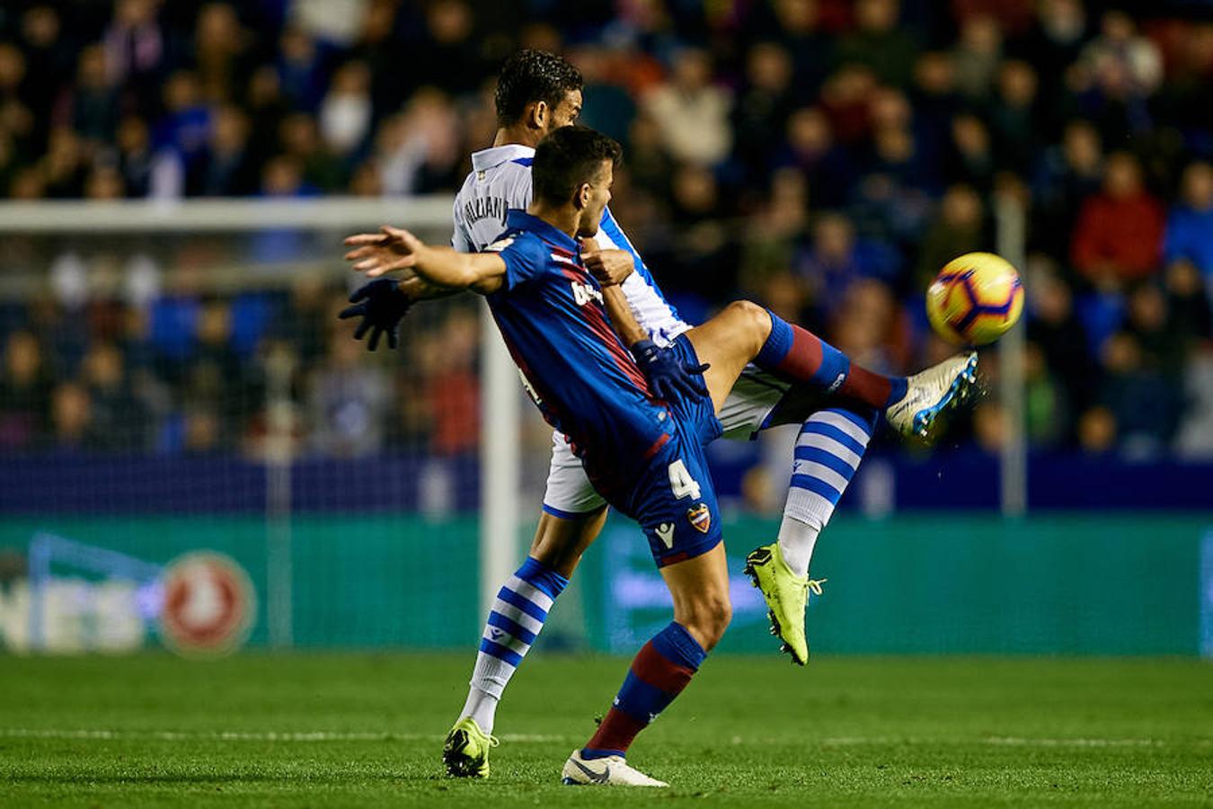 El equipo txuri-urdin juega en el campo del conjunto valencianista