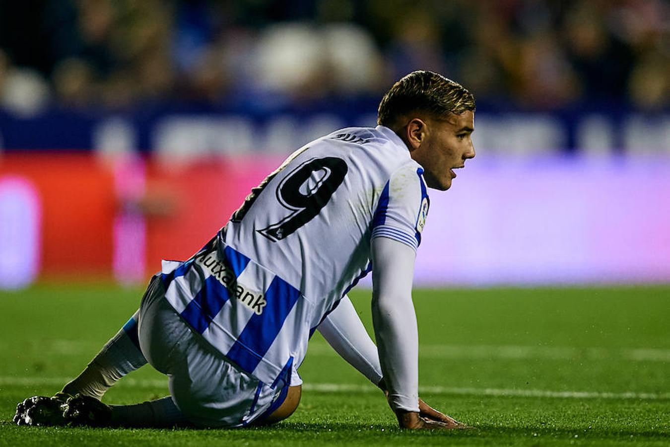 El equipo txuri-urdin juega en el campo del conjunto valencianista