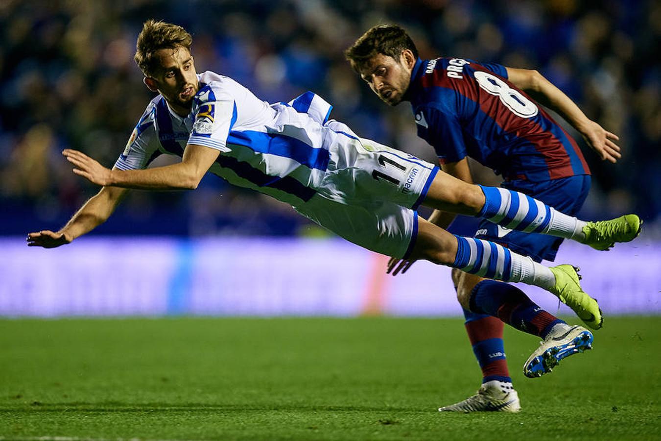 El equipo txuri-urdin juega en el campo del conjunto valencianista