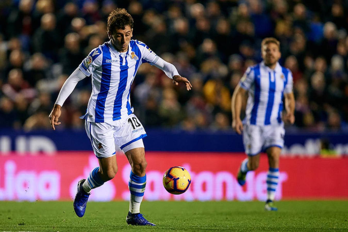 El equipo txuri-urdin juega en el campo del conjunto valencianista