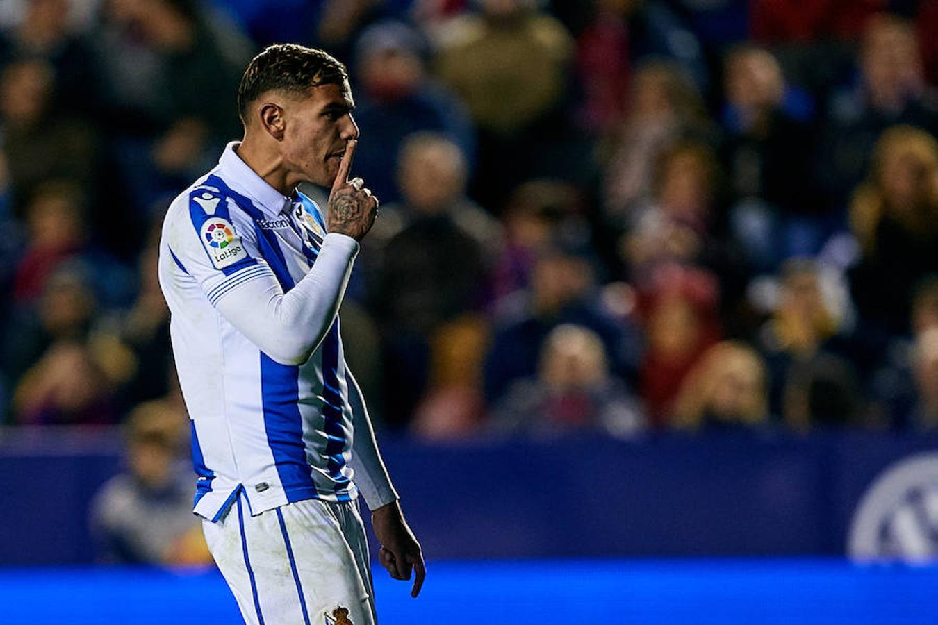 El equipo txuri-urdin juega en el campo del conjunto valencianista
