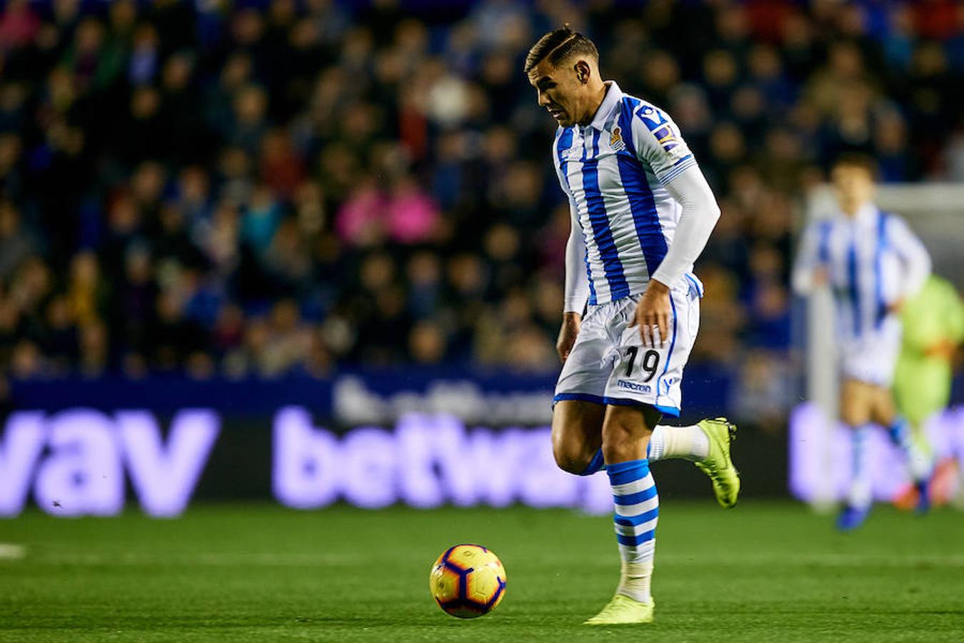 El equipo txuri-urdin juega en el campo del conjunto valencianista
