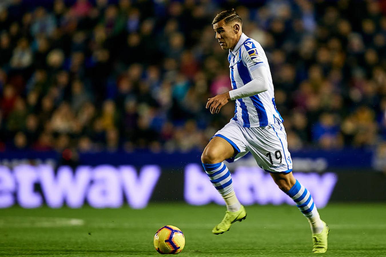 El equipo txuri-urdin juega en el campo del conjunto valencianista