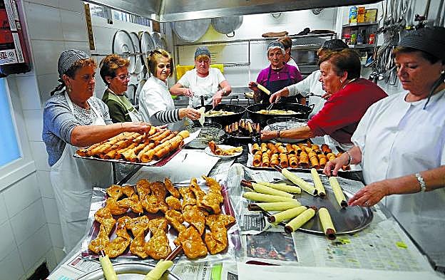 Socias del Centro Cultural Extremeño preparaban estos días los pestiños y otros dulces que se degustarán el domingo. 