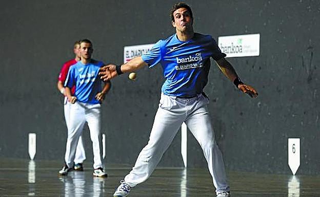 Exposito se dispone a golpear de derecha ante Artola en el Izarraitz de Azpeitia. 