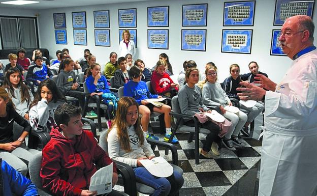 Subijana habla a los escolares sobre la comida sana. 