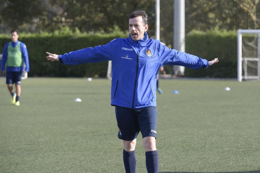 El equipo de la Real de la Liga Genuine lucen la equipación durante los entrenamientos. El buen humor y las ganas también acompañan a los jugadores. 