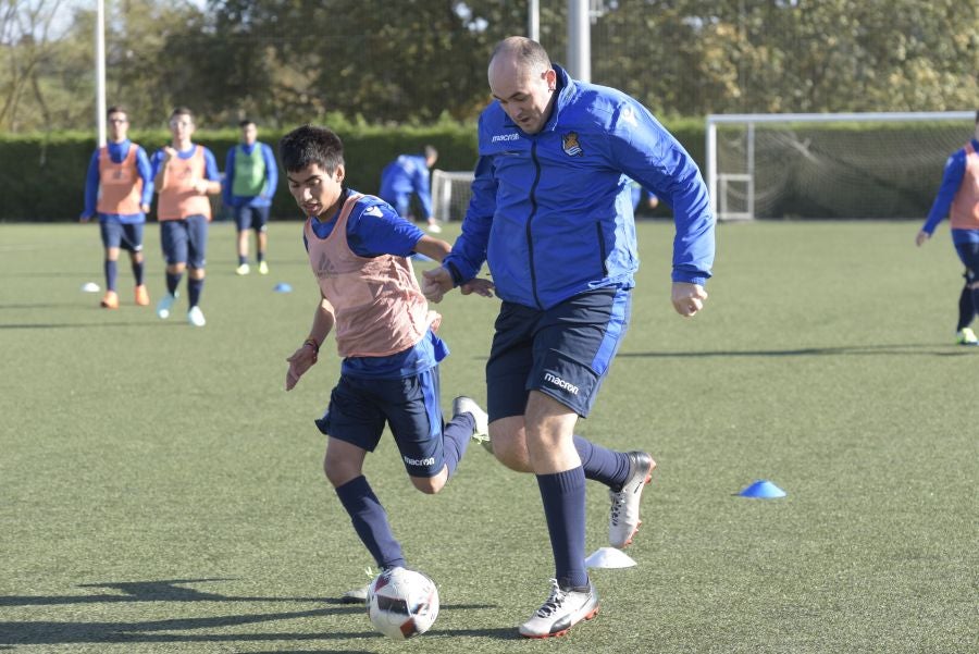 El equipo de la Real de la Liga Genuine lucen la equipación durante los entrenamientos. El buen humor y las ganas también acompañan a los jugadores. 