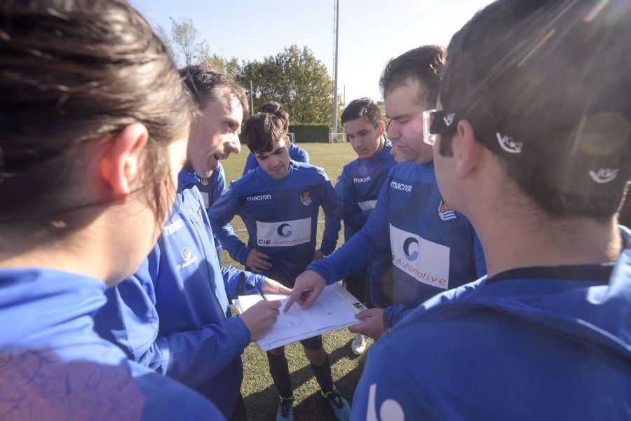 El equipo de la Real de la Liga Genuine lucen la equipación durante los entrenamientos. El buen humor y las ganas también acompañan a los jugadores. 
