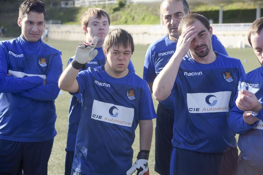 El equipo de la Real de la Liga Genuine lucen la equipación durante los entrenamientos. El buen humor y las ganas también acompañan a los jugadores. 