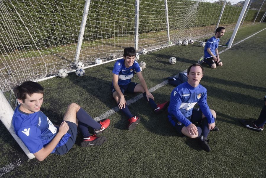 El equipo de la Real de la Liga Genuine lucen la equipación durante los entrenamientos. El buen humor y las ganas también acompañan a los jugadores. 