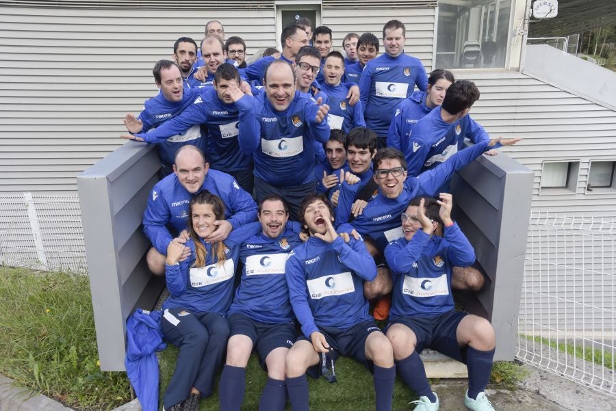 El equipo de la Real de la Liga Genuine lucen la equipación durante los entrenamientos. El buen humor y las ganas también acompañan a los jugadores. 