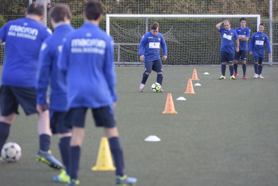 El equipo de la Real de la Liga Genuine lucen la equipación durante los entrenamientos. El buen humor y las ganas también acompañan a los jugadores. 