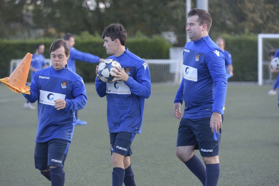 El equipo de la Real de la Liga Genuine lucen la equipación durante los entrenamientos. El buen humor y las ganas también acompañan a los jugadores. 