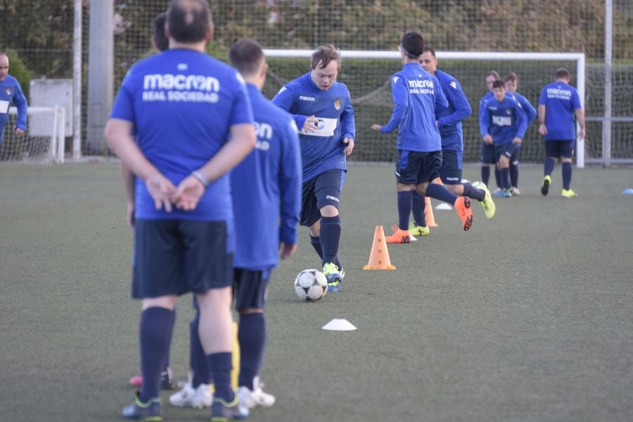 El equipo de la Real de la Liga Genuine lucen la equipación durante los entrenamientos. El buen humor y las ganas también acompañan a los jugadores. 