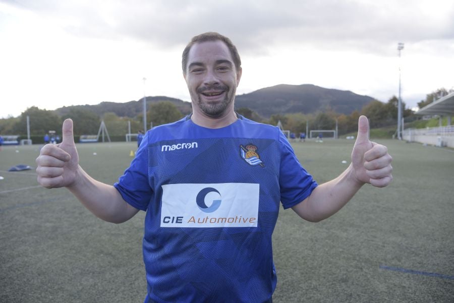 El equipo de la Real de la Liga Genuine lucen la equipación durante los entrenamientos. El buen humor y las ganas también acompañan a los jugadores. 