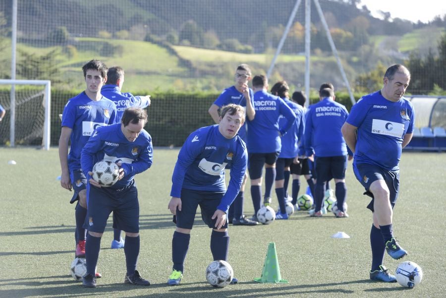 El equipo de la Real de la Liga Genuine lucen la equipación durante los entrenamientos. El buen humor y las ganas también acompañan a los jugadores. 