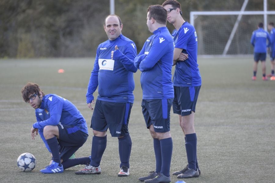 El equipo de la Real de la Liga Genuine lucen la equipación durante los entrenamientos. El buen humor y las ganas también acompañan a los jugadores. 