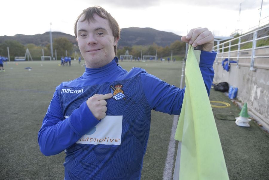El equipo de la Real de la Liga Genuine lucen la equipación durante los entrenamientos. El buen humor y las ganas también acompañan a los jugadores. 