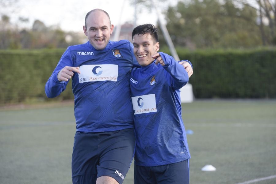 El equipo de la Real de la Liga Genuine lucen la equipación durante los entrenamientos. El buen humor y las ganas también acompañan a los jugadores. 